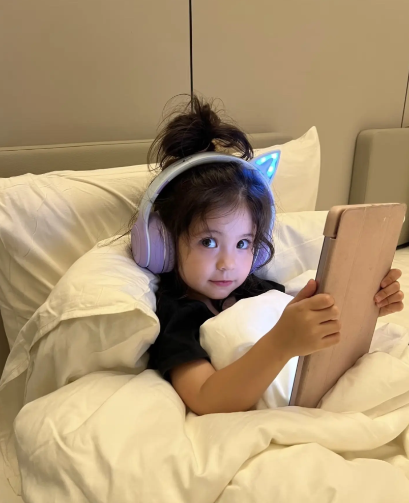 不只是高颜值：黄佳的成长，比流量更动人